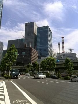 大手町駅前の気象庁や経団連会館等があるエリアは高層ビルエリアです