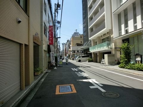 裏通りは人通りの少ない静かな環境になります