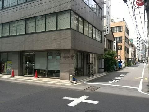 普段は穏やかなこの裏路地もお昼時になると賑わいます