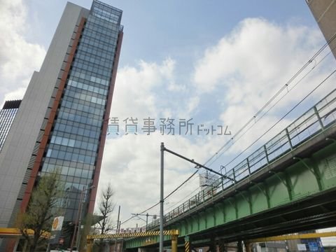 高層ビルとJRの線路