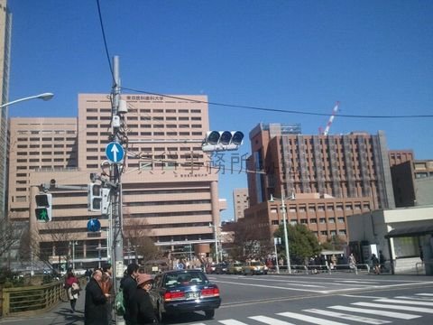 お茶の水橋の先に　東京医科歯科大学があります