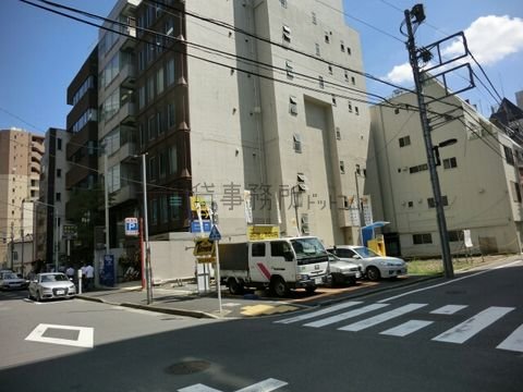 裏路地にも時間貸しの駐車場が多く点在します