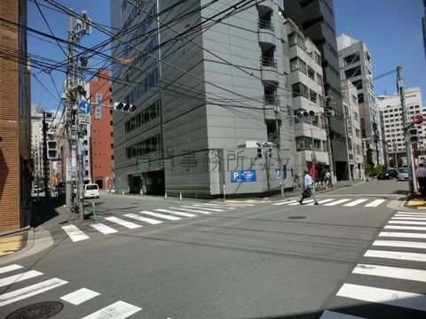 このあたりは夜間になると車の通りが少なくなるため点滅式になります
