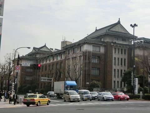 九段会館、交差点に面しています