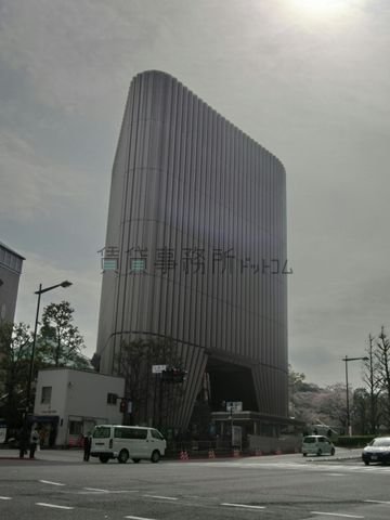 交差点沿いの昭和会館