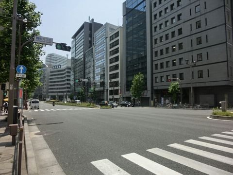 新宿通り、麹町六丁目交差点です