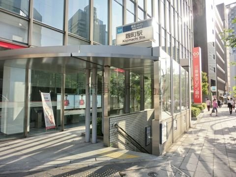 麹町四丁目交差点に位置する、麹町駅出入口です