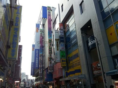ゲームやフィギアのお店が建ち並びます。
