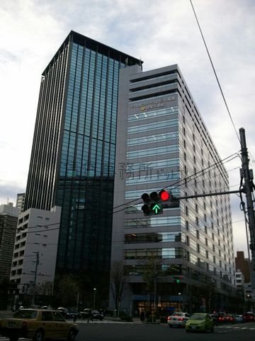 千代田ファーストビル、周辺で一番目をひく建築物です