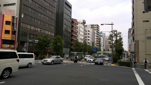 東神田交差点付近からの靖国通り、千葉方面です
