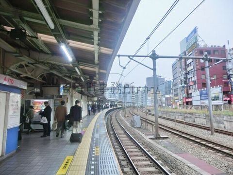 曲線状の飯田橋駅ホーム