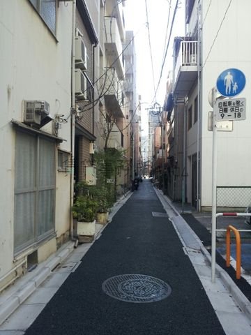 こんなに細い裏通りがあります。
