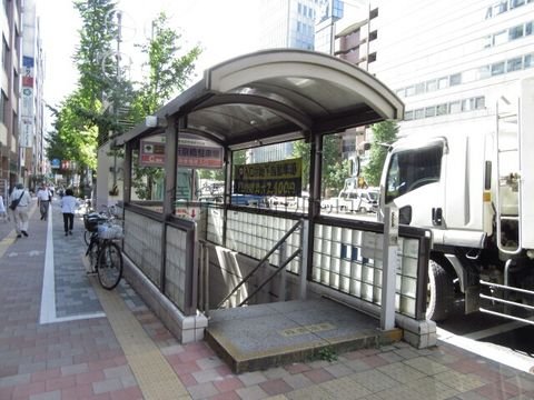 新京橋駐車場 (C階段口)