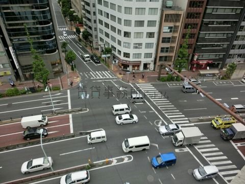 昭和通りの銀座1丁目にある｢新京橋交差点｣です