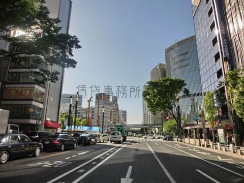 晴海通り、並木通り口交差点から有楽町駅方面