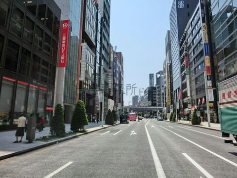中央通りの銀座七丁目交差点から、新橋方向です