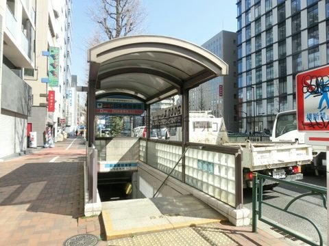 日本橋駐車場 (D階段口)
