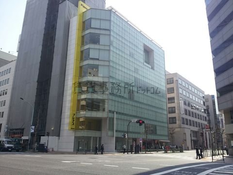 駅前の交差点、交通量は非常に多いです。