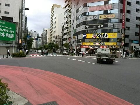 駅前交差点です