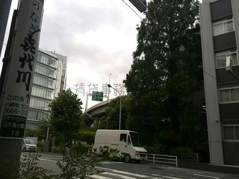 大通りから少し外れた小網町18番地では緑が多くあります