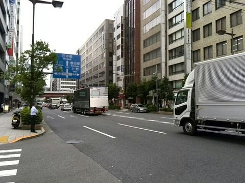 日本橋方面にいくと、昭和通りにぶつかります