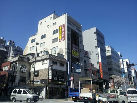 甘酒横丁の交差点、人形町駅の真上です。