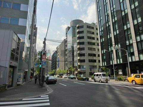 江戸橋北交差点から三越方向です