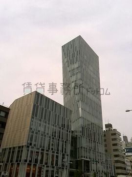 ガラス張りで目立つAoビル