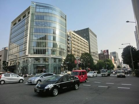 青山通りの南青山三丁目交差点、表参道方向です