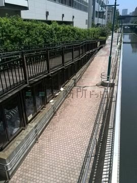 田町駅東口すぐの裏道
