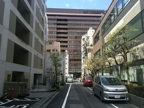 第一京浜道路から路地を入った低層ビル街
