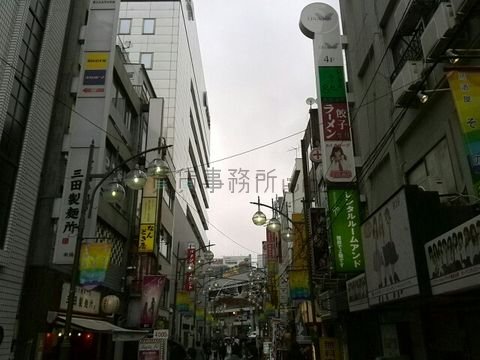 新橋駅に隣接した裏路地は店舗が立ち並んでいます