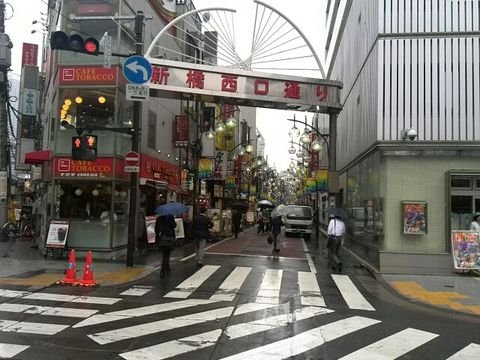 新橋西口通りです
