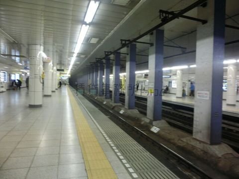 日比谷線神谷町駅のホーム中目黒行き