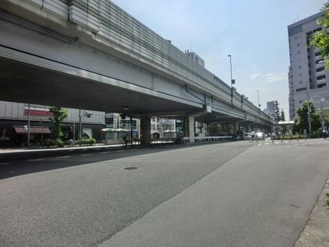 六本木通り｢高樹町｣交差点付近
渋谷駅方向