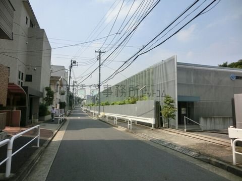 南青山1丁目の外苑東通りから入った閑静なエリア
