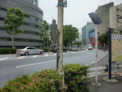 外苑東通りの乃木坂駅３番出口の、六本木方向です