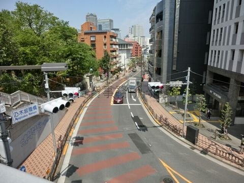 赤坂通りです。外苑東通りからの撮影です