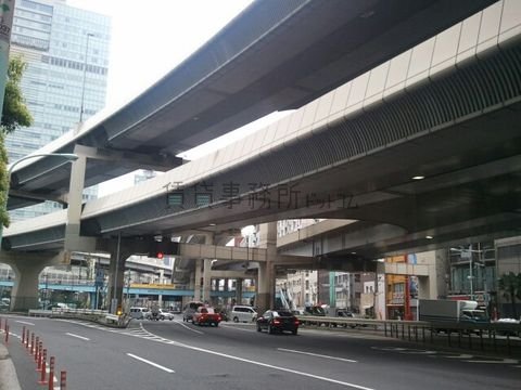 六本木通り、上部は首都高谷町ジャンクションです