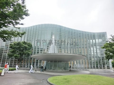 芸術的な佇まいの国立新美術館です