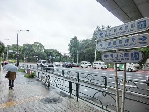 乃木坂駅５番出入口前、都道319号線の様子です