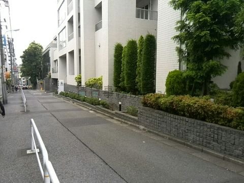 新坂と言われる坂。直進しますと曙橋駅につきます。
