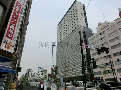 東京メトロ副都心線「東新宿」を出た所からの明治通り