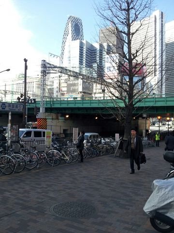 靖国通りの新宿大ガード下です
