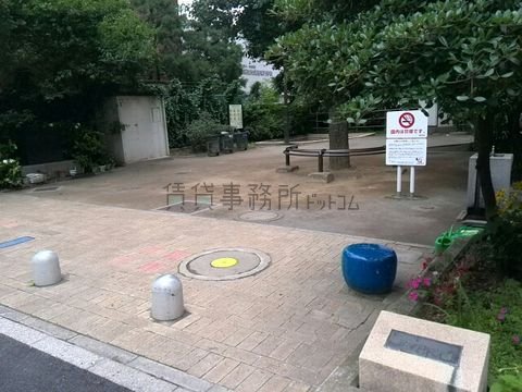 大通りの脇でこんな公園に会えます
