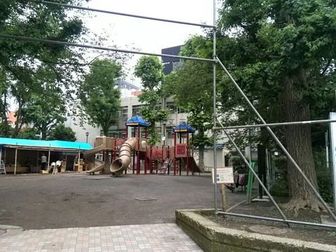 四谷税務署裏手の三栄公園