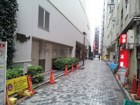 新宿通り丸井の裏路地です