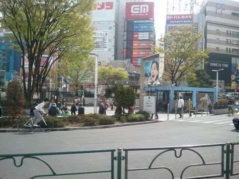 新宿駅東口。駅前広場
