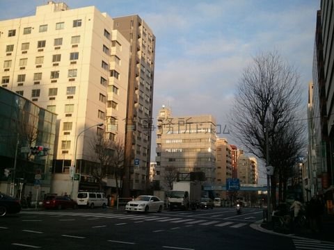 新宿御苑駅近くの靖国通り