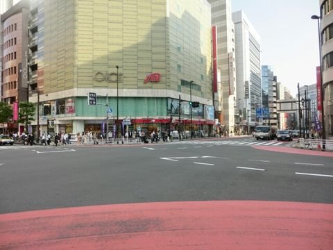新宿三丁目交差点、明治通りと新宿通りが交わっています